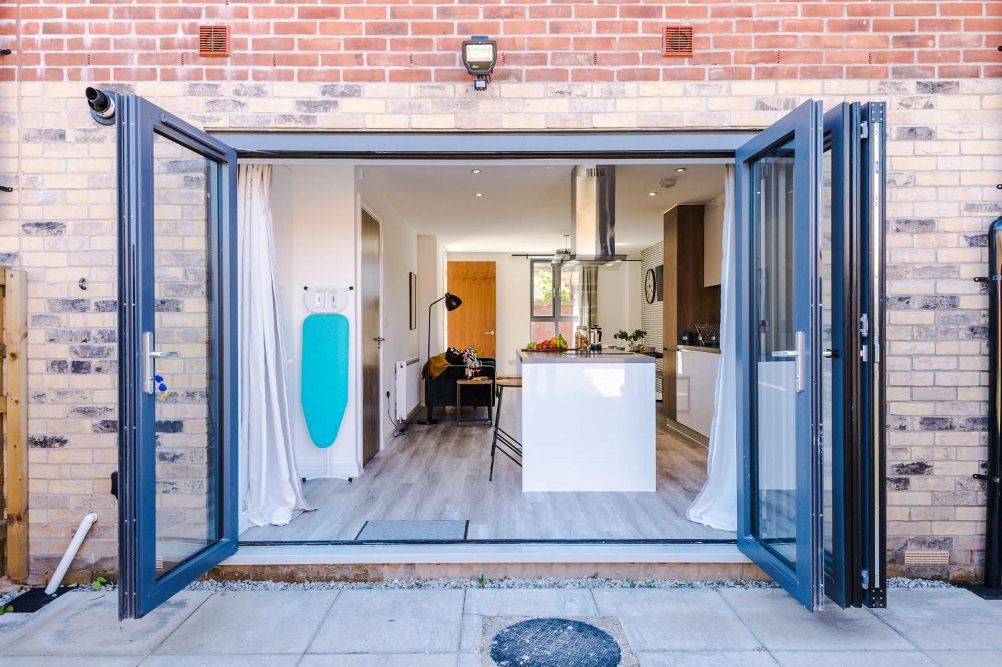 Rest&Recharge At Waterway House Villa Manchester Exterior photo